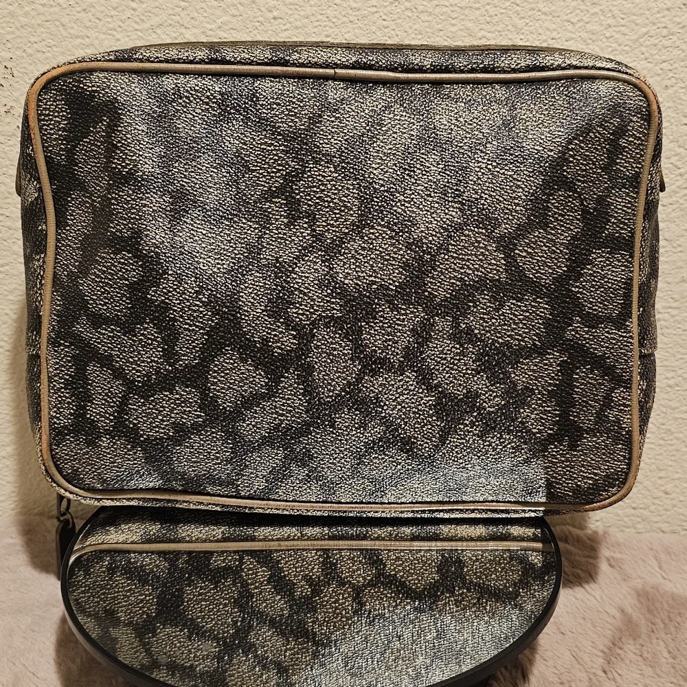 YSL Yves Saint Laruant Toilet Cosmetic pouch EUC - Picture 8 of 10